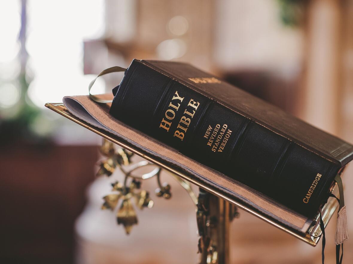 bibel-auf-ambo
