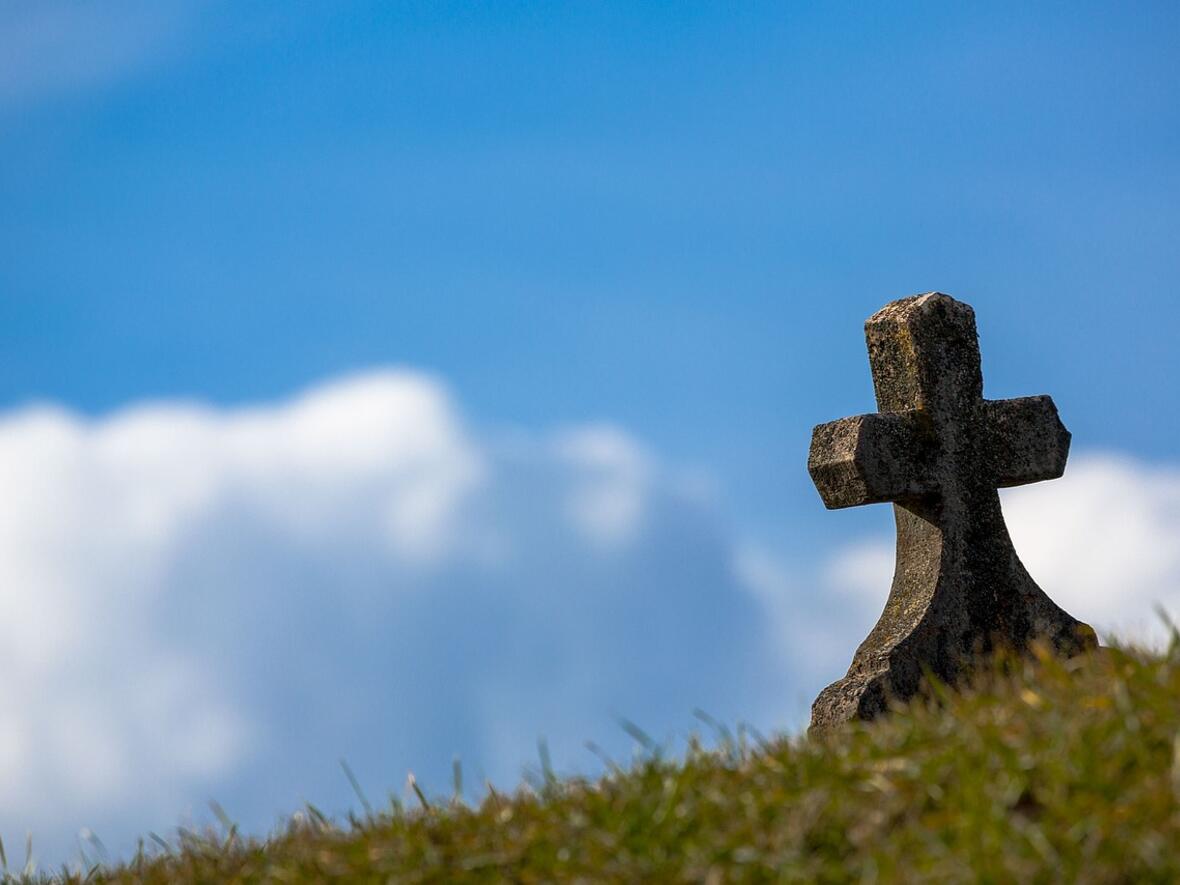 kreuz-mit-blauem-himmel
